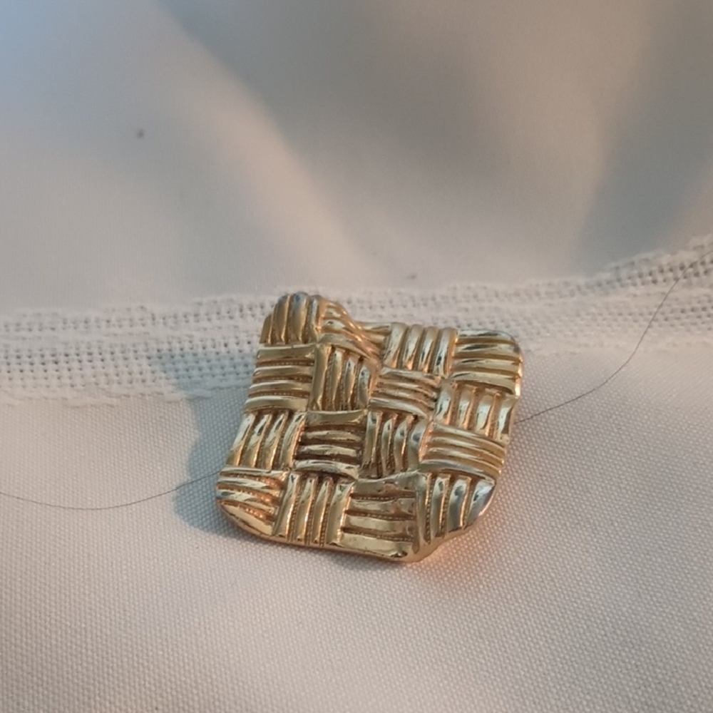 Gold Basket Weave Scarf Clip